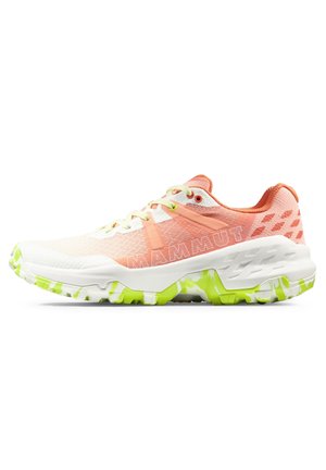 Chaussure de trail légère corail et blanche avec semelle camouflage vert lime et tige texturée, étiquetée Mammut sur le côté.