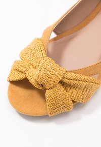 Dorothy Perkins Baleríny s otevřenou špičkou - yellow