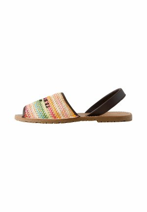 Flad sandal med flerfarvet vævet front, tan sål og mørkebrun læder slingback rem, sidevisning på hvid baggrund.