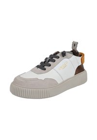 Sneaker con una combinazione di pelle bianca e suede grigio, caratterizzata da lacci grigio scuro, una suola grigia dalla texture e dettagli gialli e marroni sul tallone.