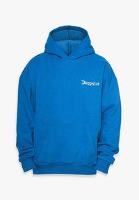 Modrá mikina s kapucí vyrobená z měkkého materiálu, má přední kapsu, vroubkované manžety a vyšívané logo "Dropsize" v bílé barvě na hrudi.