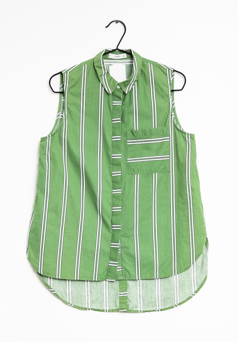 Chemise sans manches verte à boutons avec rayures verticales blanches et une poche poitrine unique, suspendue sur un cintre noir.