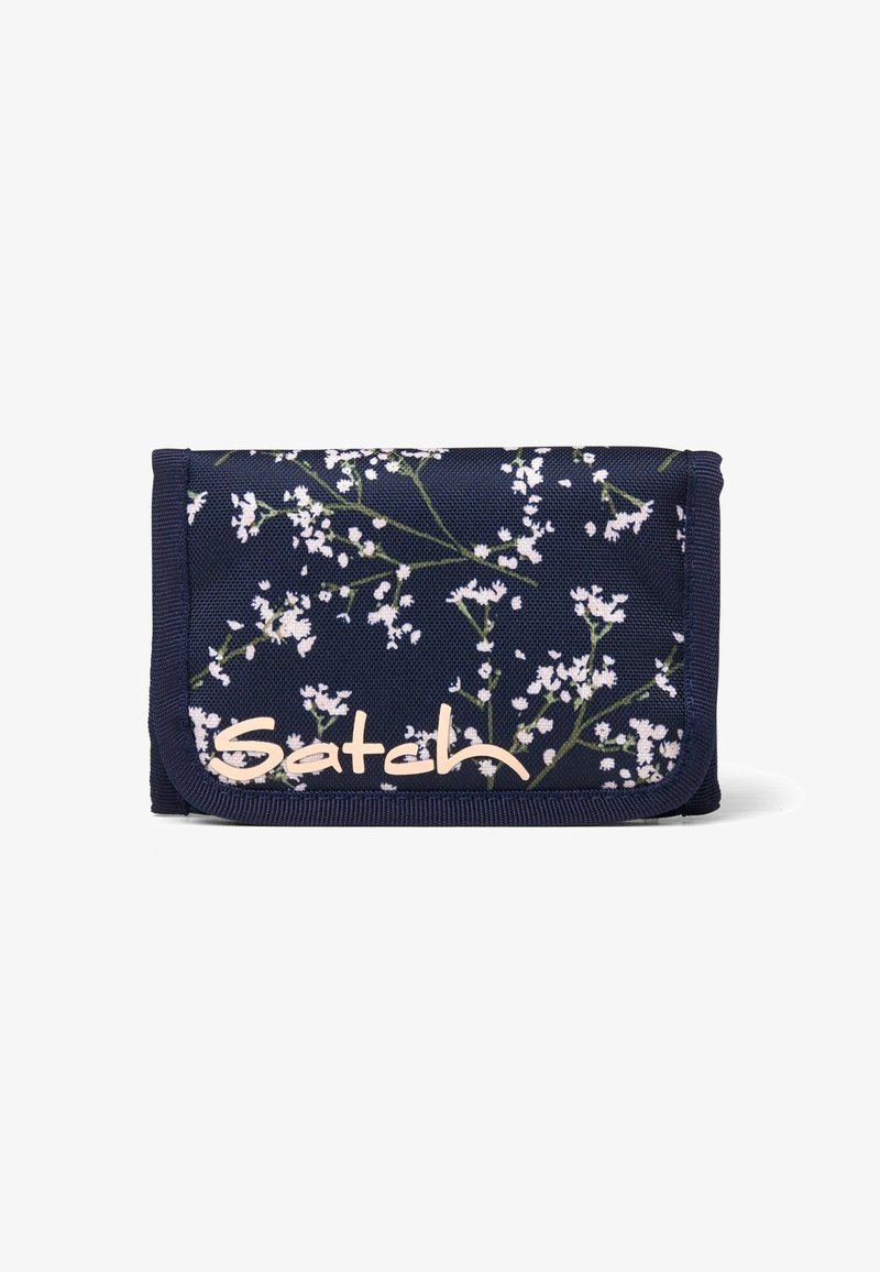 Navyfarbener Stoffgeldbeutel mit floralem Muster, das weiße Blumen und grüne Stiele zeigt. Verschlussklappe mit pinkem "Satch"-Logodetail.
