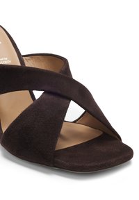 Sandale ouverte en daim marron avec larges brides croisées et une semelle intérieure rembourrée couleur camel, vue en angle rapproché.