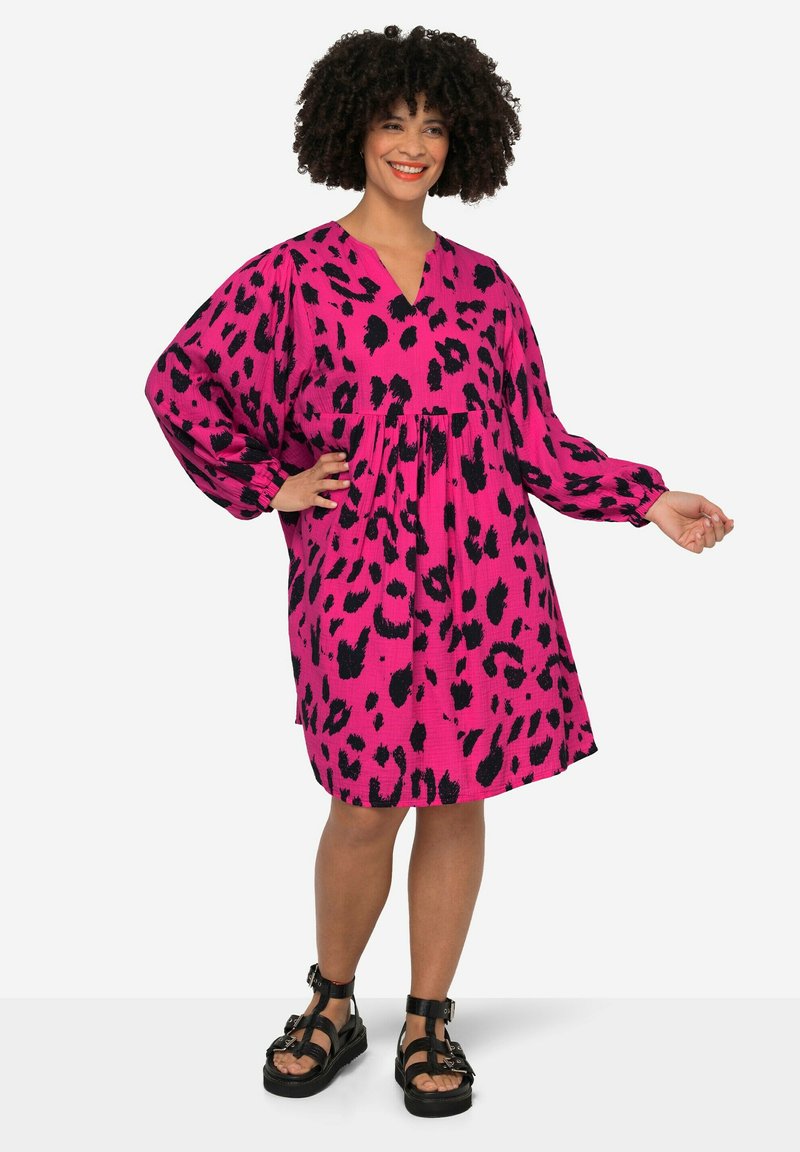 Magenta jurk met zwart luipaardmotief, met een V-hals, ballonmouwen en textuurstof. Casual A-lijn silhouet.