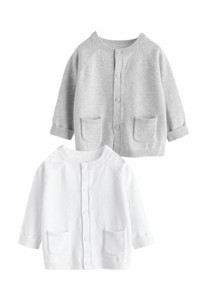 Zwei Babycardigans, einer grau und einer weiß, jeweils mit langen Ärmeln, Knopfverschluss und zwei Fronttaschen.