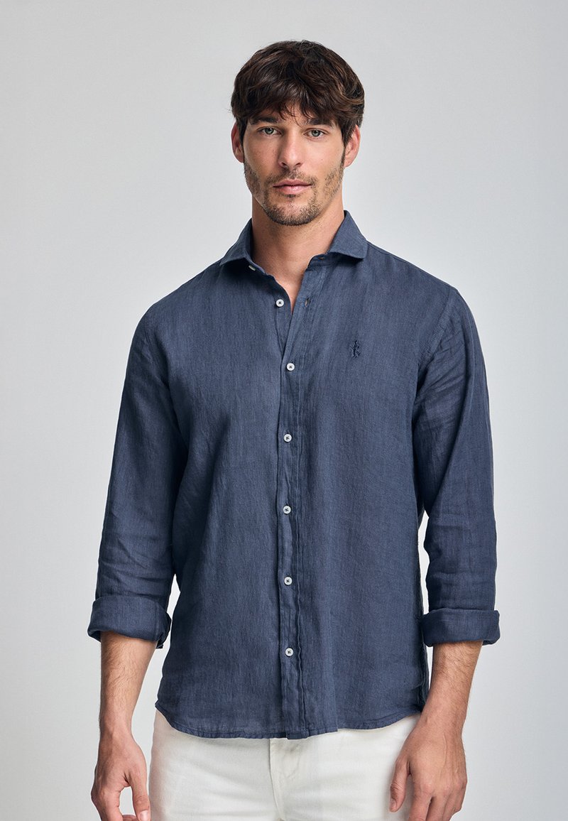 Marineblauw linnen button-up shirt met een kraag, lange mouwen opgerold, een enkele borstzak met een klein logo en witte knopen.