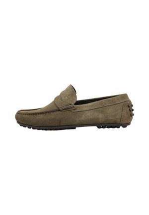 Mocasín masculino de ante marrón con suela de goma antideslizante y detalles cosidos a lo largo de la parte superior y el talón trasero.