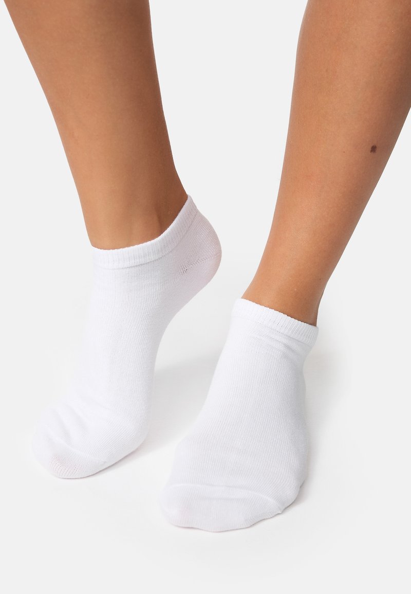 Calzini bianchi ankle in misto cotone, con polsino a coste, texture liscia e punta arrotondata. Nessun motivo o accenti aggiuntivi.