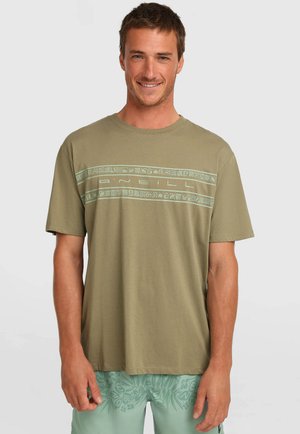 Oliwkowa koszulka z krótkim rękawem, o okrągłym dekolcie, z jasnoniebieskim wzorzystym paskiem na wysokości klatki piersiowej z nazwą marki „O’Neill”.