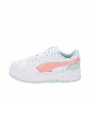 Zapatilla blanca con acentos en rosa y azul claro, material sintético suave, detalles perforados y una suela gruesa blanca.