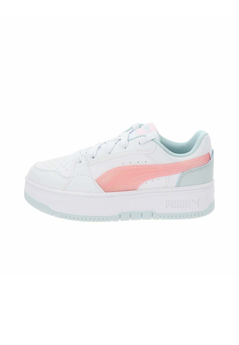 Sneaker bianca con dettagli rosa e azzurro chiaro, materiale sintetico liscio, dettagli perforati e una suola bianca spessa.