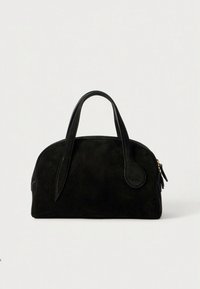 Borsa in suede nero con forma arrotondata, doppio manico e chiusura con cerniera. Presenta un dettaglio laterale con nappina e una texture liscia e opaca.