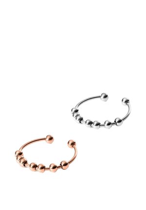 Zwei offene Manschettenarmbänder, eines in Roségold und eines in Silber, jeweils mit einer Reihe kleiner runder Perlen.