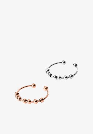 Zwei offene Manschettenarmbänder, eines in Roségold und eines in Silber, jeweils mit einer Reihe kleiner runder Perlen.