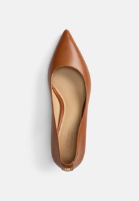 Rjava usnjena salonarija z ostrim sprednjim delom, gladkim zaključkom in elegantno obliko. Ima nizek izrez in subtilen logotip na peti.