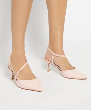 Escarpins slingback roses clair à bout pointu pour femme avec fines brides et talons stilettos de hauteur moyenne, portés pieds nus.