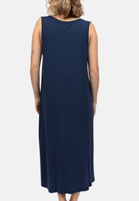 Abito senza maniche di un blu navy con taglio dritto, lungo fino alla caviglia, texture liscia e scollatura rotonda, caratterizzato da un design semplice.