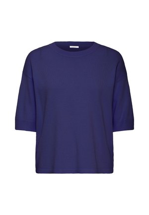 Vijolična pletena majica s kratkimi rokavi, sproščenega kroja, okroglega izreza in rebrastimi manšeti. Mehka tekstura, minimalen dizajn, enostavna tkanina.