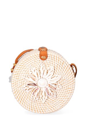 Borsa rotonda intrecciata in paglia beige, con un motivo floreale testurizzato di colore chiaro sulla parte frontale e una tracolla in pelle marrone.