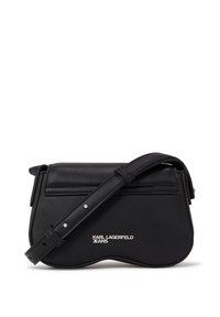 Črna crossbody torba iz gladkega sintetičnega materiala, s krivuljasto obliko, nastavljivim trakom in srebrno oznako na sprednji strani.