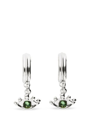 Pendientes de aro plateados con colgantes en forma de ojo que presentan centros de piedra preciosa verde y tres pequeños acentos sobre cada ojo.