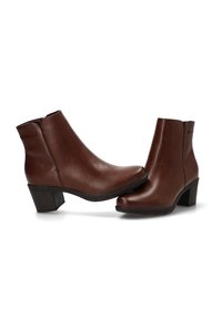 Botas de cuero marrón hasta el tobillo con punta redondeada y tacón cuadrado. Presentan una textura suave y un detalle de costura mínimo, con una cremallera lateral.