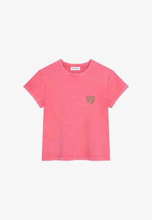 Rožinė medvilninė trumpomis rankovėmis marškinėliai su mažo žaliai siuvinėto "Blooming Karma Club" dizaino kairėje krūtinės pusėje.