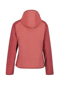 Veste à capuche rouge en tissu texturé, présentant une silhouette ajustée et des accents lisses contrastants au niveau de la capuche et des manches.