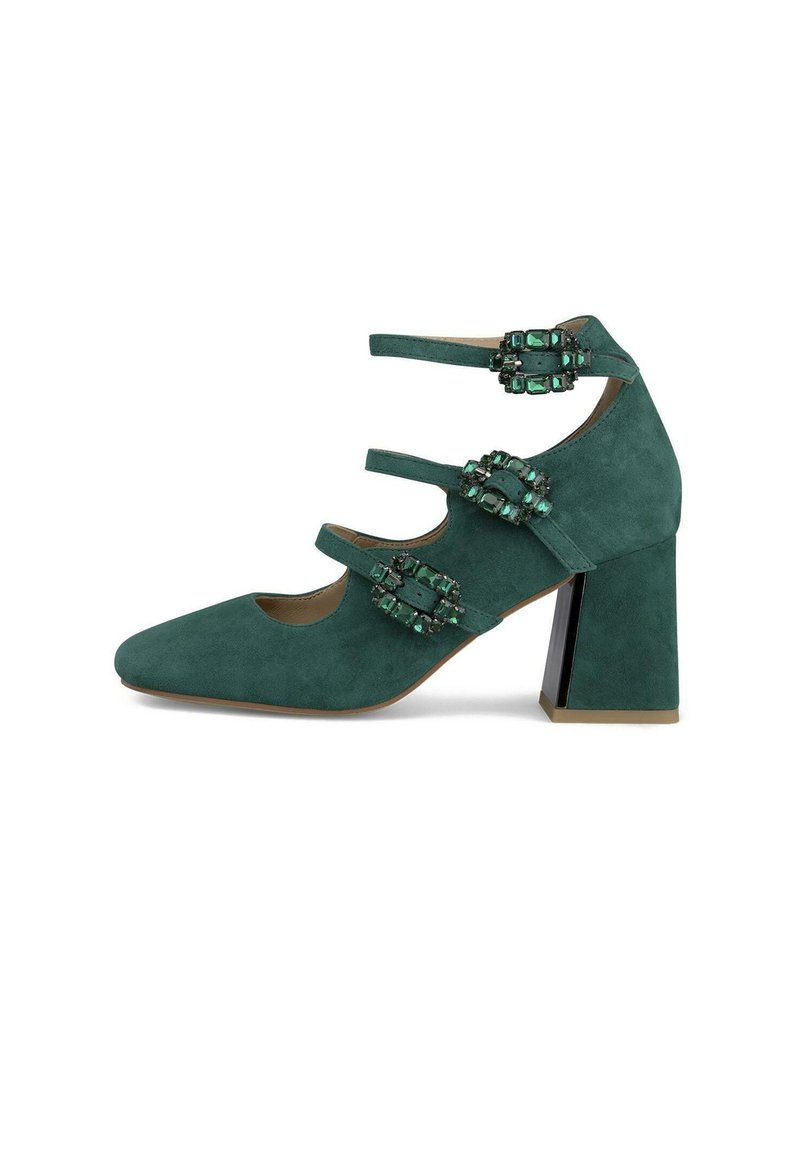Scarpa con tacco alto in suede teal, con punta affusolata, tre cinturini decorati con pietre verdi e un tacco a blocco con un accento nero.