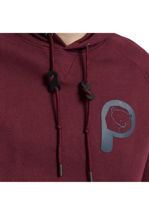 Bordeauxroter Kapuzenpullover mit texturierter Oberfläche, schwarzer Kordelzug mit verstellbaren Stoppern und großem blauem Bärenlogo auf der Brust.