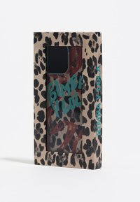 Opakowanie na etui w wzór panterki z przezroczystym oknem, turkusowym napisem i abstrakcyjnymi czerwonymi wzorami na ciemnym tle.