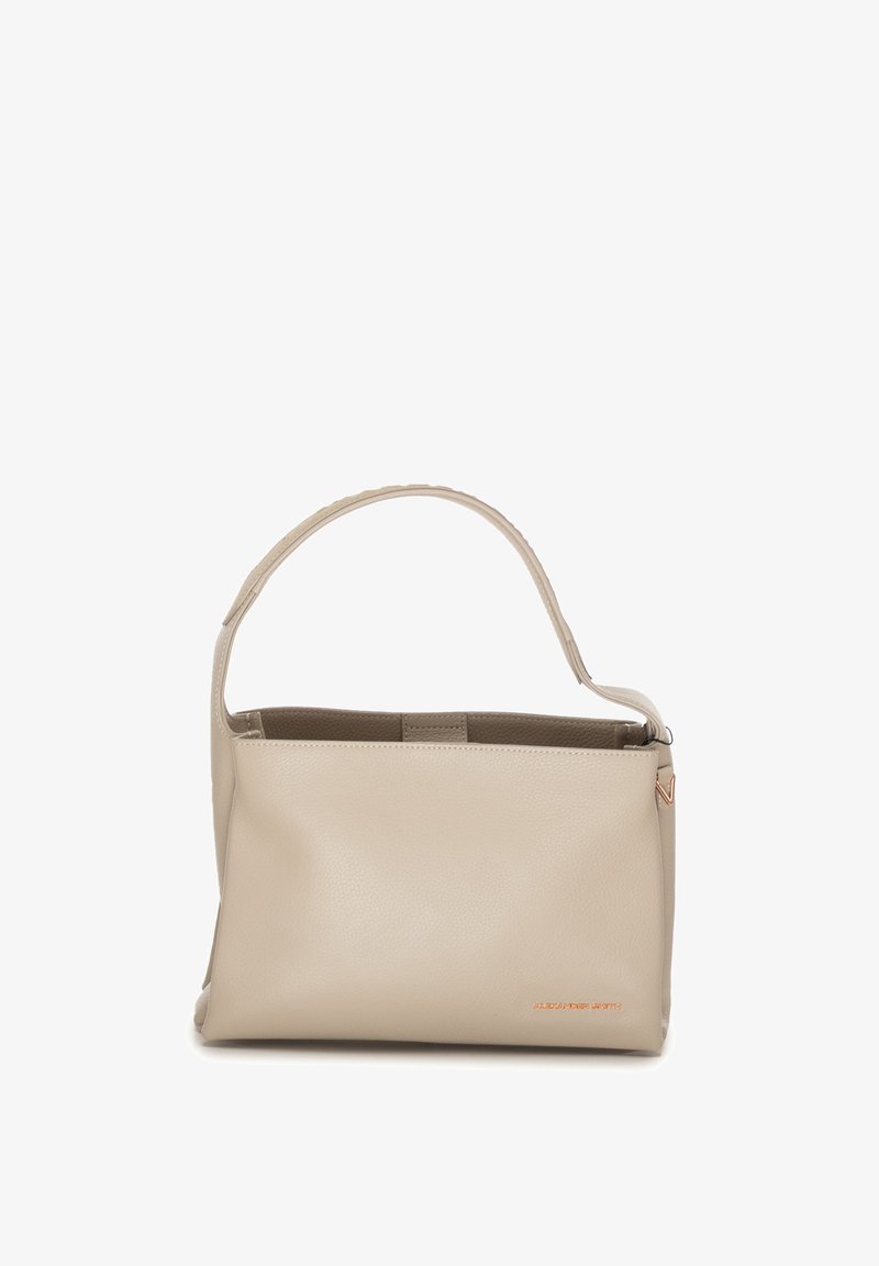 Borsa a mano in pelle beige con una finitura testurizzata, forma rettangolare e una maniglia superiore singola. Presenta un marchio sottile e un design minimalista.