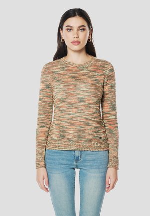 Suéter de punto con un patrón jaspeado en tonos durazno, verde y crema. Tiene mangas largas y un escote redondo con puños acanalados.