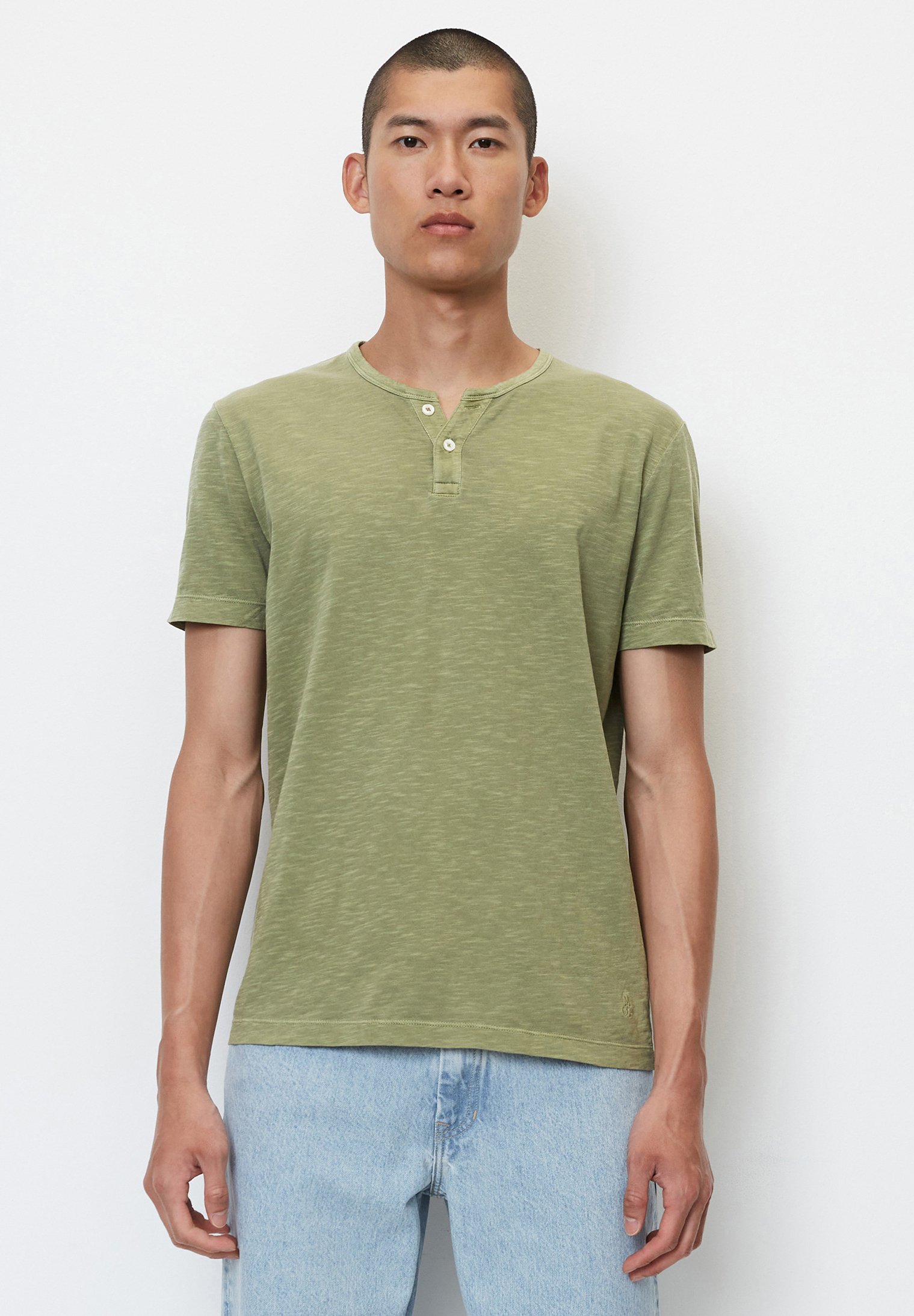 Marc O'Polo Henley shaped in softer Slub T-Shirt basic olive