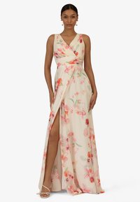 Maxi-jurk van lichte stof met een bloemenprint in roze en groen. V-hals, geplooide lijf en een zijsplit voor extra detail.