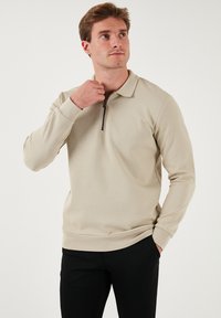 REGULAR FIT - Melegítőfelső - stone