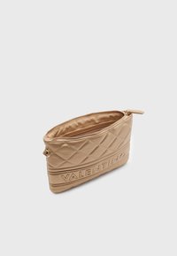 Beige, vadderad läderpung med präglad "VALENTINO"-logotyp, dragkedjestängning och två interna fack. Slät textur med subtil lyster.