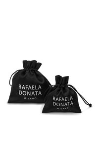 Svarta satin dragsko påsar i två storlekar med präglad vit text "RAFAELA DONATA MILANO." Mjuk textur, samlade toppar och rundad botten.