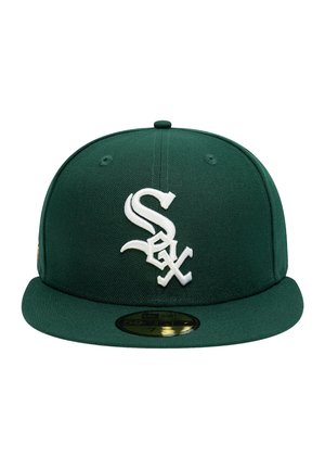 Tmavě zelená baseballová čepice s bílým stylizovaným logem "Sox" na přední straně a plochým kšiltem se zlatou a černou nálepkou.