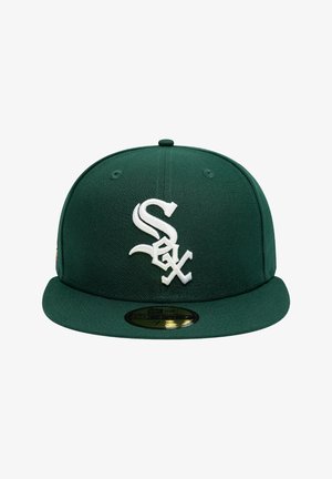 Tmavě zelená baseballová čepice s bílým stylizovaným logem "Sox" na přední straně a plochým kšiltem se zlatou a černou nálepkou.