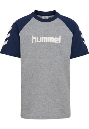 Grå T-shirt med korte ærmer med navy raglanærmer, hvide Chevron-striber på ærmerne og "hummel" logo foran i midten.
