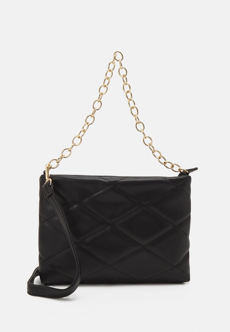 Sac d'épaule matelassé noir avec une bandoulière chaîne dorée et une sangle fine en cuir supplémentaire sur fond blanc.