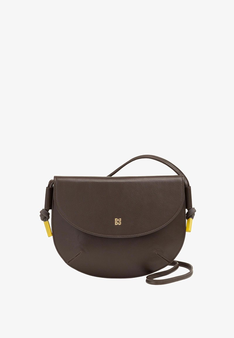 Borsa a tracolla in pelle marrone con pattina curvata, logo dorato e tracolla regolabile. Caratterizzata da dettagli gialli vicino all'hardware. Texture liscia.