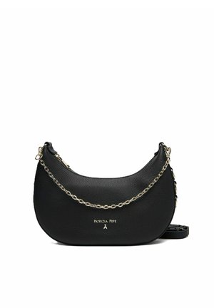 Borsa nera a mezzaluna con tracolla a catena dorata e cerniera, con logo "Patrizia Pepe" in oro al centro davanti.