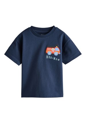 T-shirt bleu marine pour tout-petit à manches courtes, avec un petit camion de pompiers rouge et le texte « NEE-NAW » sur la partie supérieure gauche de la poitrine.