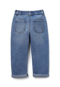 Pantalones de mezclilla azul claro con cinturilla elástica, dobladillos enrollados y dos bolsillos traseros que presentan un emblema sutil.