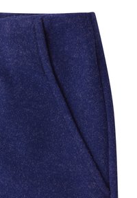 Segment námořnické modré sukni z filcu s texturovaným povrchem, který obsahuje šikmé švy a mírně strukturovaný tvar.