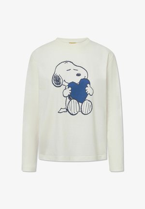 Wit shirt met lange mouwen met een afbeelding van Snoopy die een groot blauw hart vasthoudt aan de voorkant.