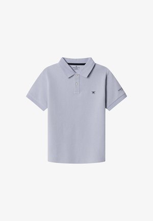 Jasnofioletowa koszulka polo z kołnierzykiem, zapinana na dwa guziki, z krótkimi rękawami. Na lewej piersi i rękawie znajduje się wyhaftowane logo.